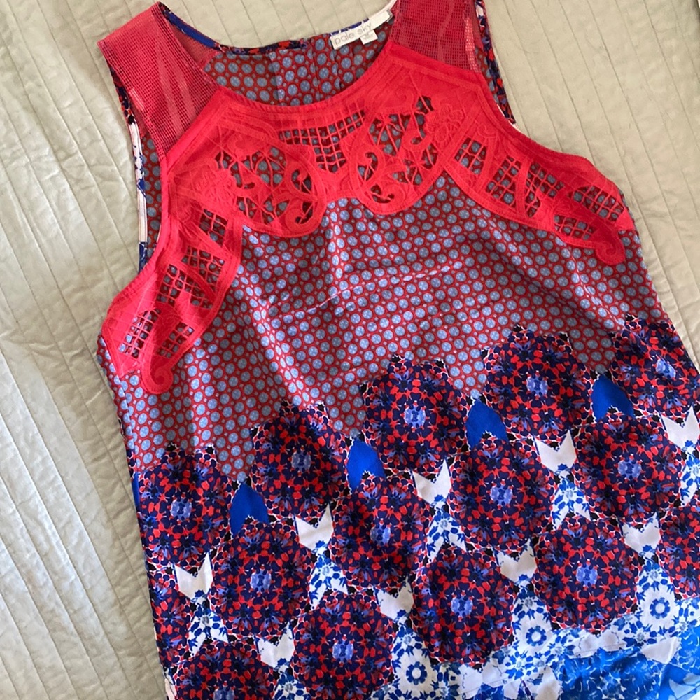 Pretty sleeveless top with Button back detail